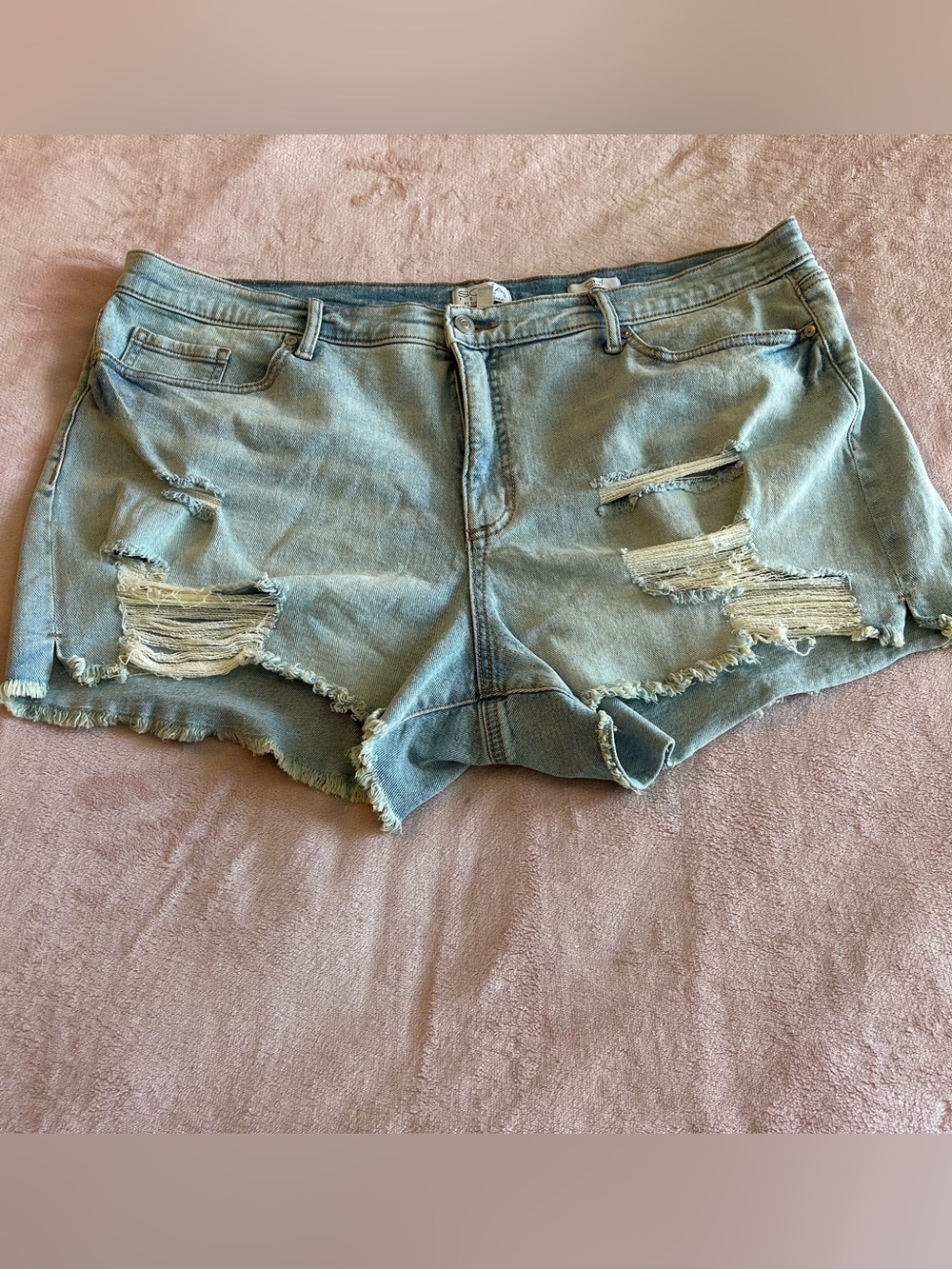 Sofia Jeans by Sofia Vergara light wash distressed cut off shorts size 20